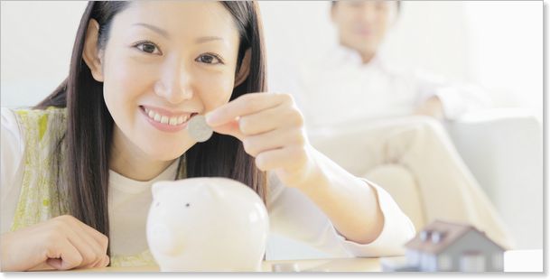 貯金する女性